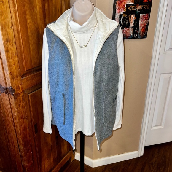 Super cute reversible cream and gray vest - Picture 3 of 4